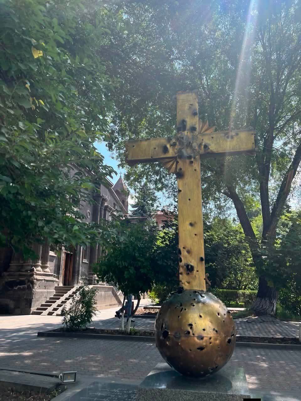 Բացահայտիր Շիրակը - «Գնդակոծված խաչը»՝ Գյումրիի Սուրբ Աստվածածին եկեղեցու մոտ