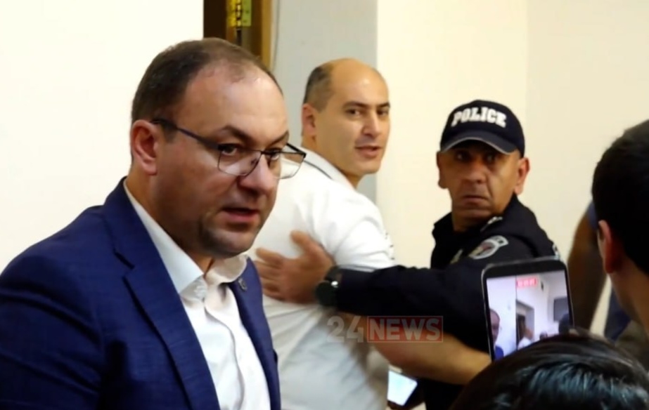 «Հանգստացի՛». ոստիկանը Մարտուն Գրիգորյանի ձեռքից քաշելով՝ տարավ նրան դատական նիստերի դահլիճից