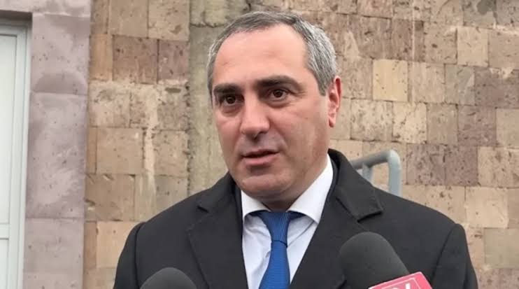 «Ճաշակին ընկեր չկա». Ավետիս Առաքելյանը՝ Գյումրու օրվա քննադատությունների մասին. «Հրապարակ օրաթերթ»