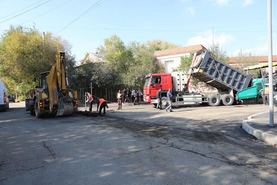 Գյումրիում շարունակվում են փողոցների նորոգման աշխատանքները․ ընթացքին հետևել է մարզպետը. ՀՀ Շիրակի մարզպետի աշխատակազմ