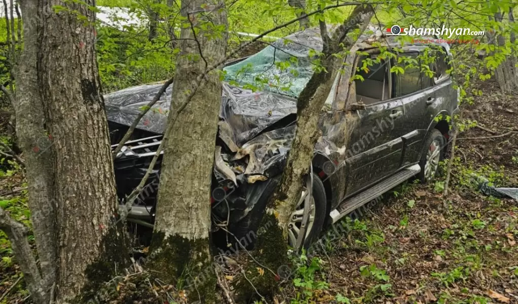 Ավտովթար` Սյունիքի մարզում. 20-ամյա վարորդը «Mitsubishi Pajero»-ով դուրս է եկել ճանապարհի երթևեկելի գոտուց, բախվել ծառերին և մի քանի պտույտ գլխիվայր շրջվելով հայտնվել անտառում. կա 4 վիրավոր