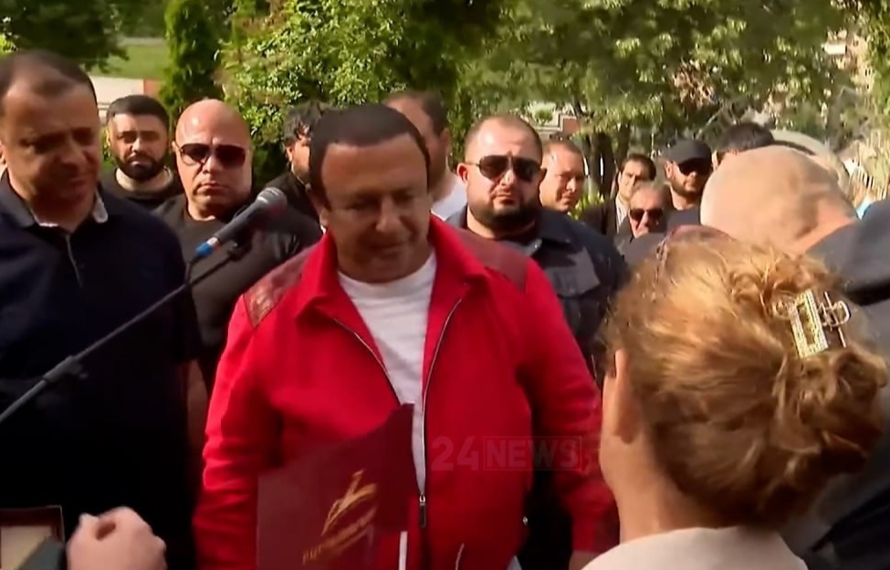 «Այս երեխայի հայրը 6 տարի է՝ գերի է Ադրբեջանում, չեն օգնում, ի՞նչ անենք». քաղաքացին՝ Ծառուկյանին