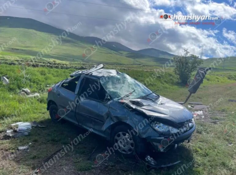 Սյունիքում «Peugeot»-ը դուրս է եկել ճանապարհի երթևեկելի գոտուց և գլխիվայր շրջվելով հայտնվել դաշտում