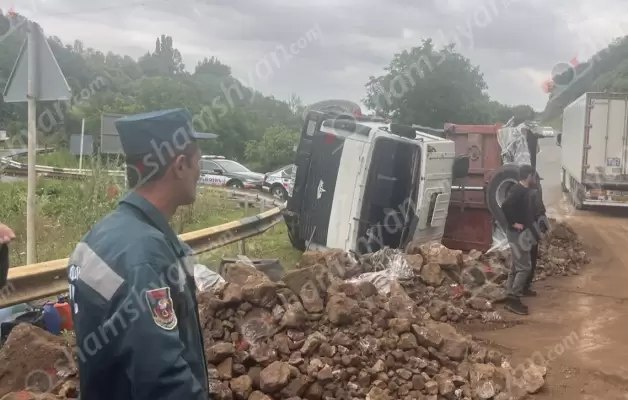 Տաթև-Լծեն խաչմերուկում 36-ամյա վարորդը «ՄԱԶ» մակնիշի բեռնատարով բախվել է քարերին և կողաշրջվել
