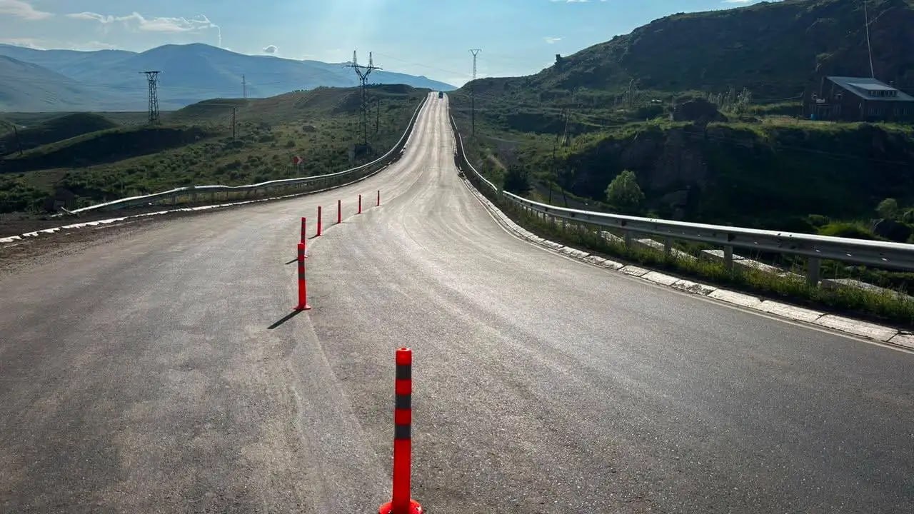 Սիսիանի տարածաշրջանի Ծղուկ բնակավայրի մոտ տեղադրվել են անվտանգային սյուներ