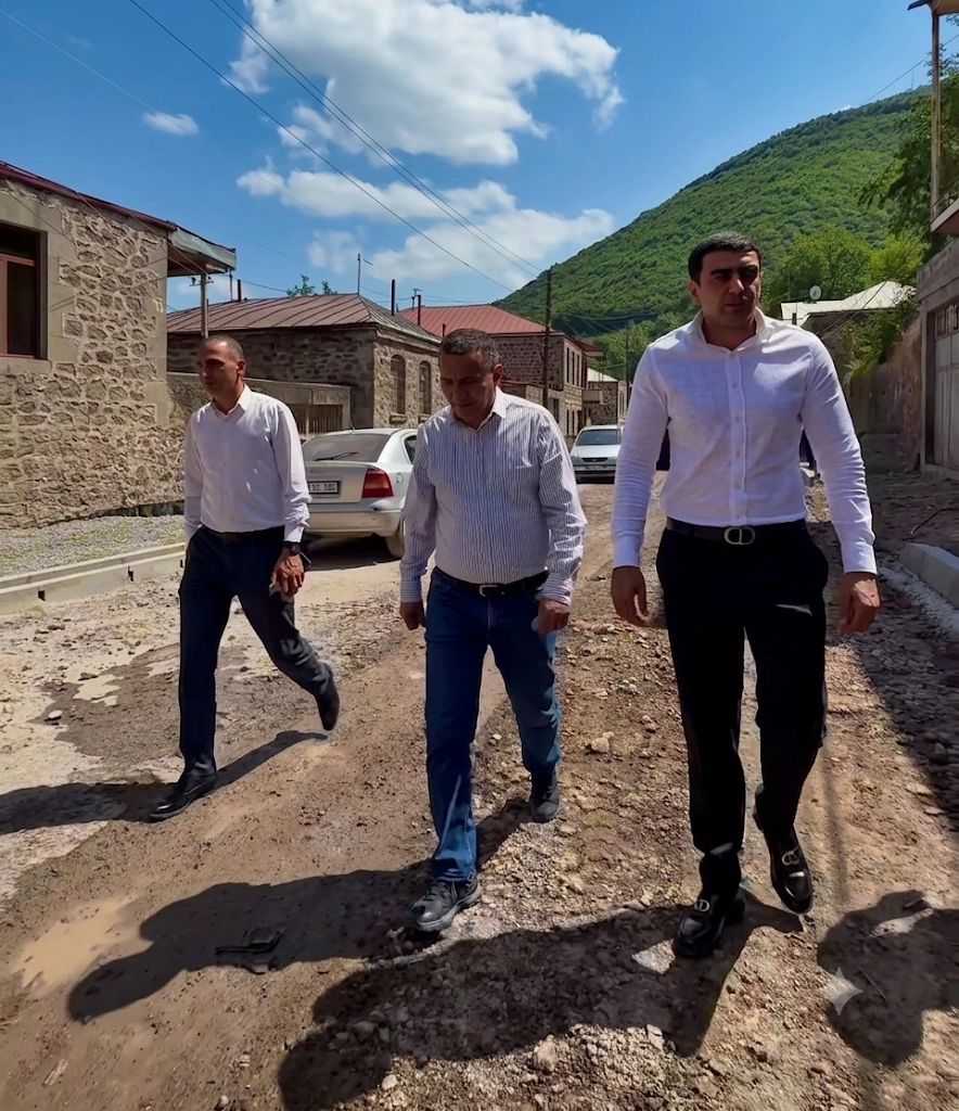 Սյունիքի մարզպետն ու Գորիսի համայնքապետը շրջայց են կատարել զարգացման ծրագրերի շինհրապարակներում. Գորիսի համայնքապետարան