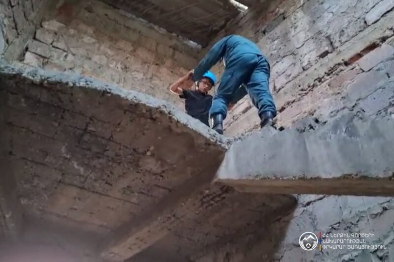 Փրկարարներն օգնություն են ցուցաբերել կիսակառույց շինությունում հայտնված երեխաներին