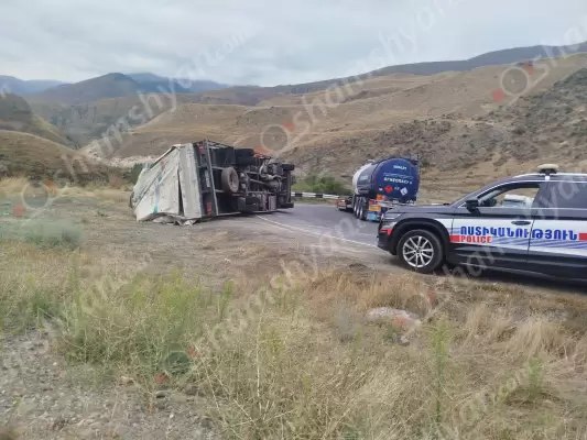 Երևան-Մեղրի ավտոճանապարհին ծեփամածիկով բարձված «Isuzu» մակնիշի բեռնատարը կողաշրջվել է