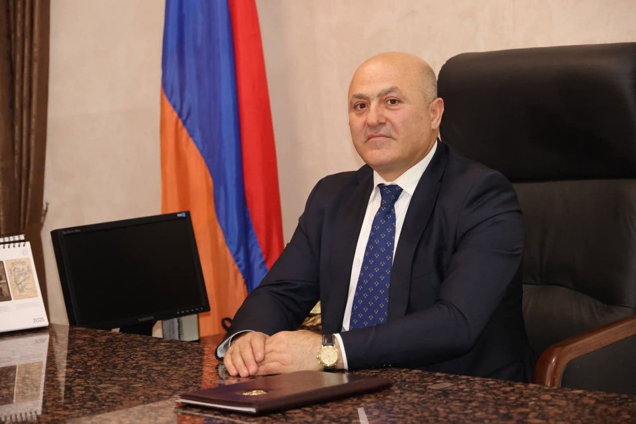 Կաշառքի մեջ մեղադրվող Մեղրիի քաղաքապետը կալանավայրից պնդում է, թե շարունակում է մնալ ՔՊ անդամ