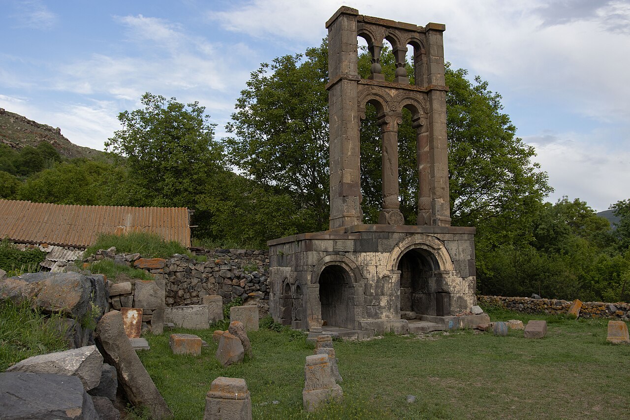 Բացահայտիր Սյունիքը - Աղիտուի մահարձան