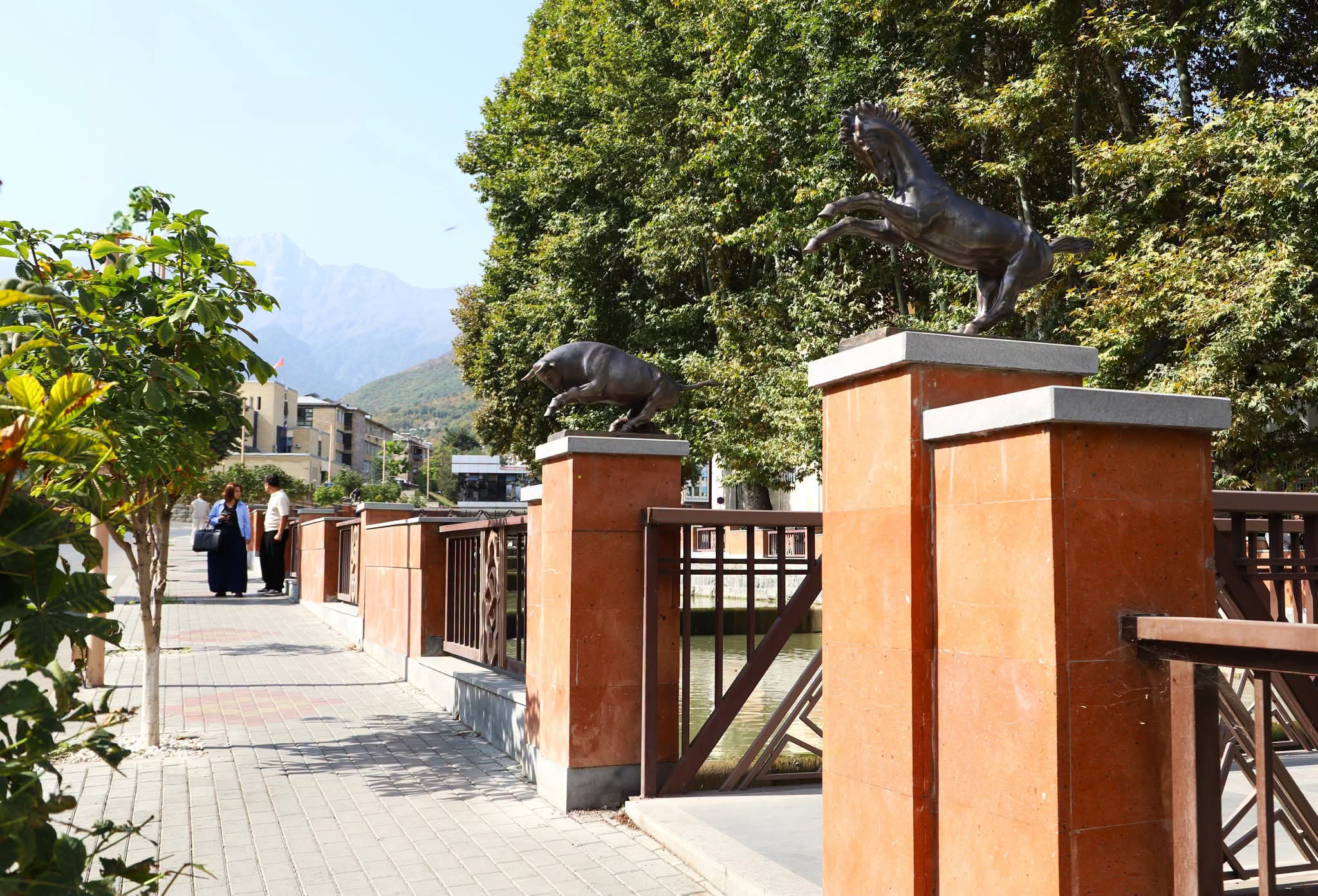 Կապանի հետիոտնային կամուրջները համալրվել են կենդանիների բրոնզե քանդակներով. Կապանի համայնքապետարան