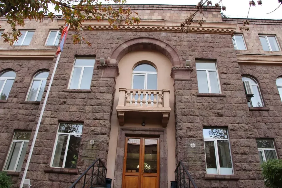 ՏԻՄ ընտրություններ․ ԿԸՀ-ն պարզաբանել է ինքնասոսնձվող դրոշմանիշների հետ կապված խնդիրը