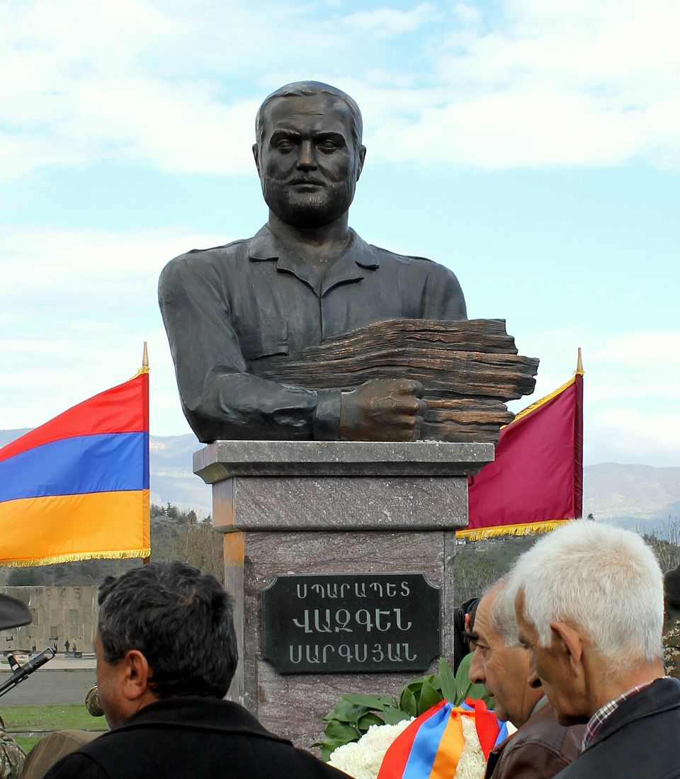 Բացահայտիր Սյունիքը- Վազգեն Սարգսյանի բրոնզե կիսանդրին Կապանում