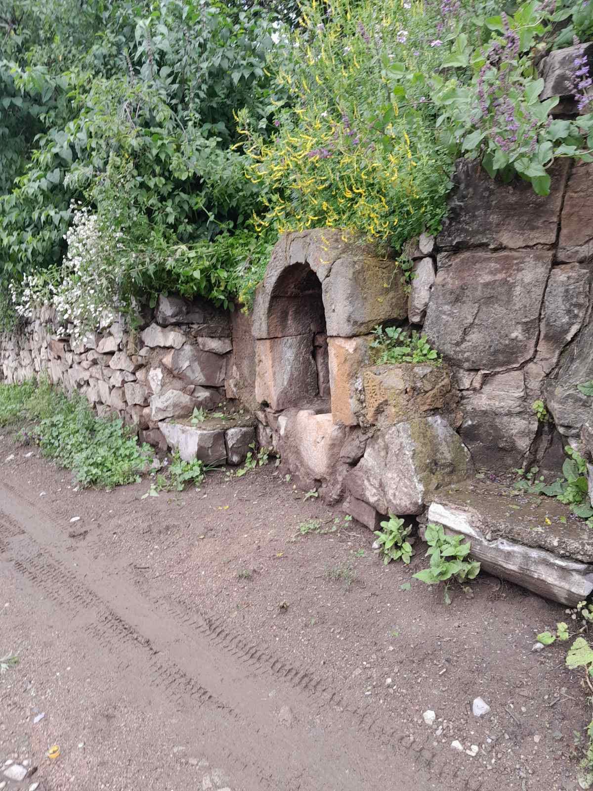 Բացահայտիր Տավուշը. Լեռների լռակյաց վկաները. Նավուրի Սուրբ Աստվածածին եկեղեցու քարե գանձերը