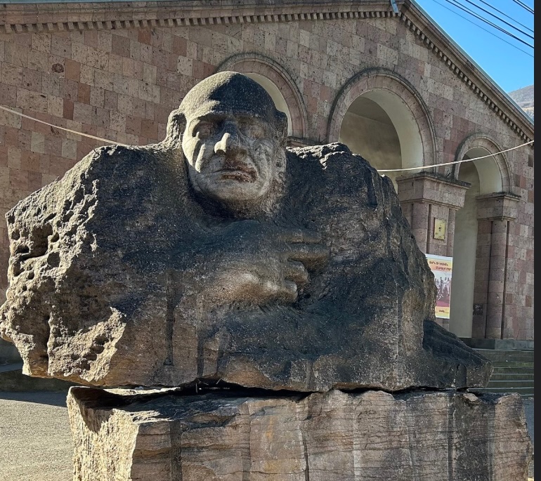 Բացահայտիր Տավուշը. Հրաչյա Ներսիսյանի արձանը Իջևանում