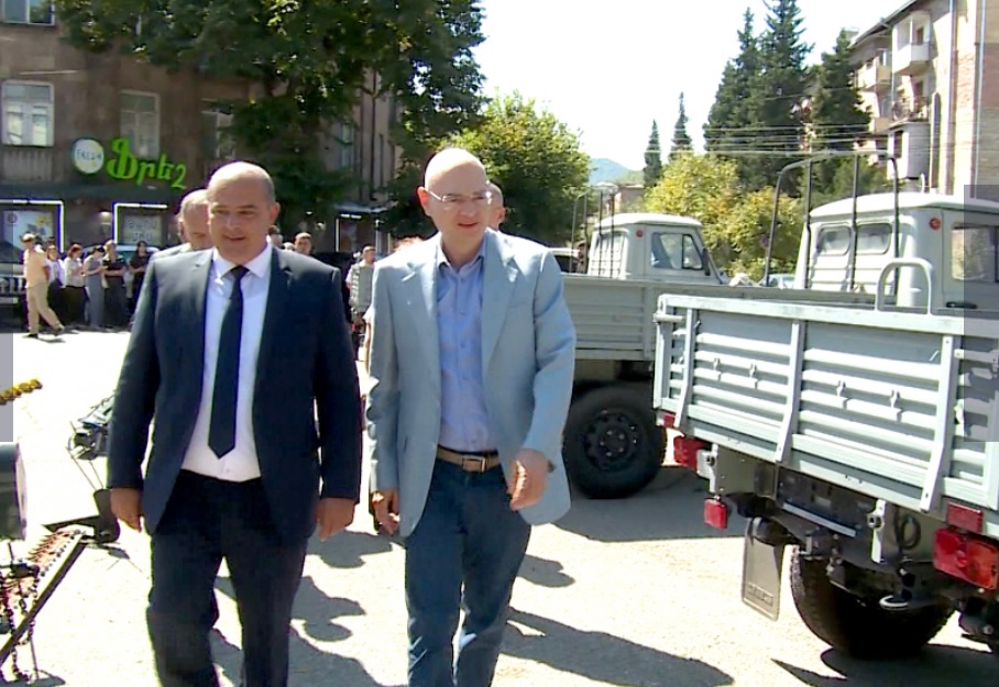 Միքայել Վարդանյանը Տավուշին նվիրել է 128 մլն. դրամի խոշոր գյուղտեխնիկա և բեռնատար մեքենաներ